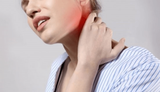 With osteochondrosis, neck pain and shoulders appear